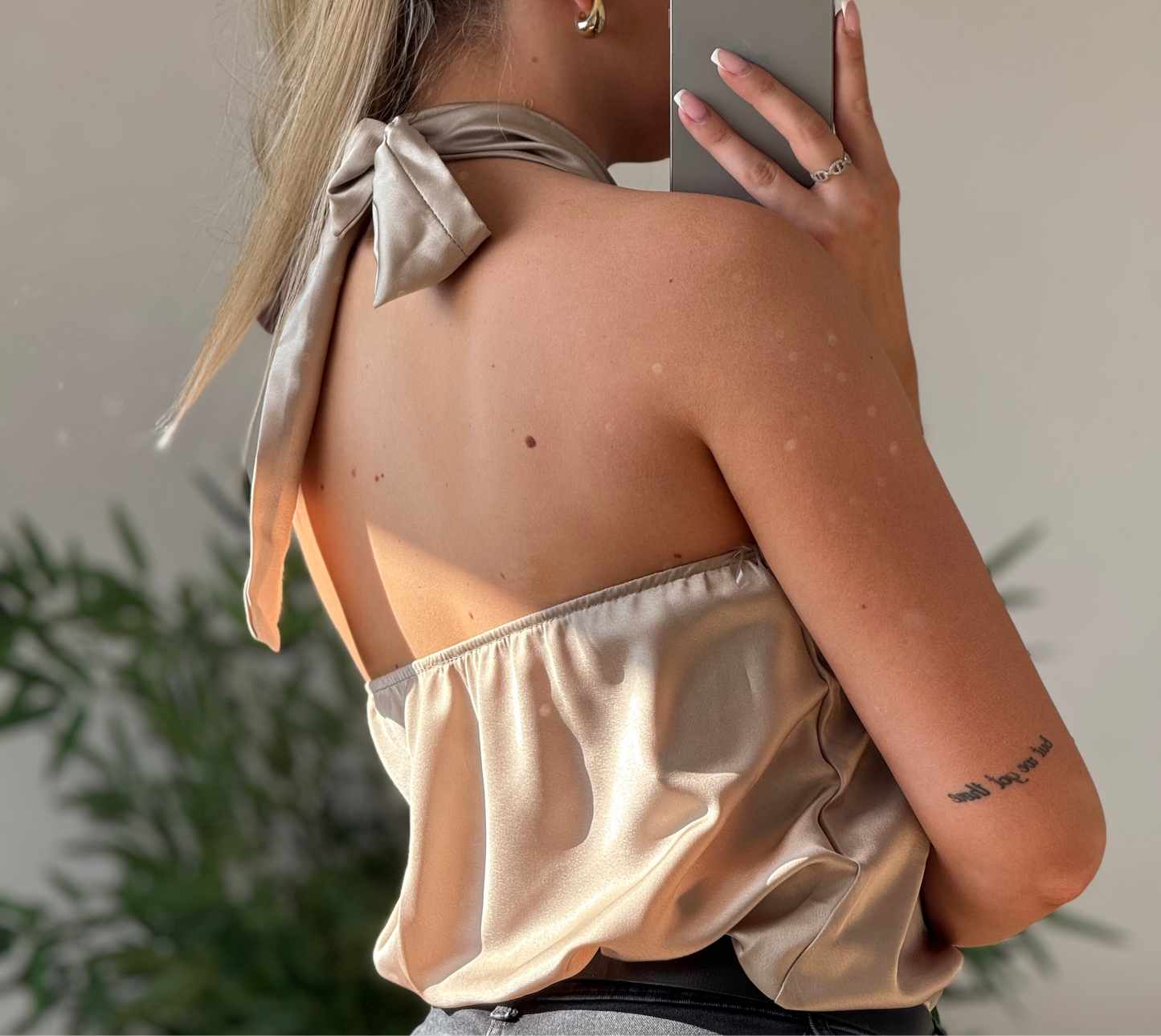 Top satiné beige – détail bijou & dos nu