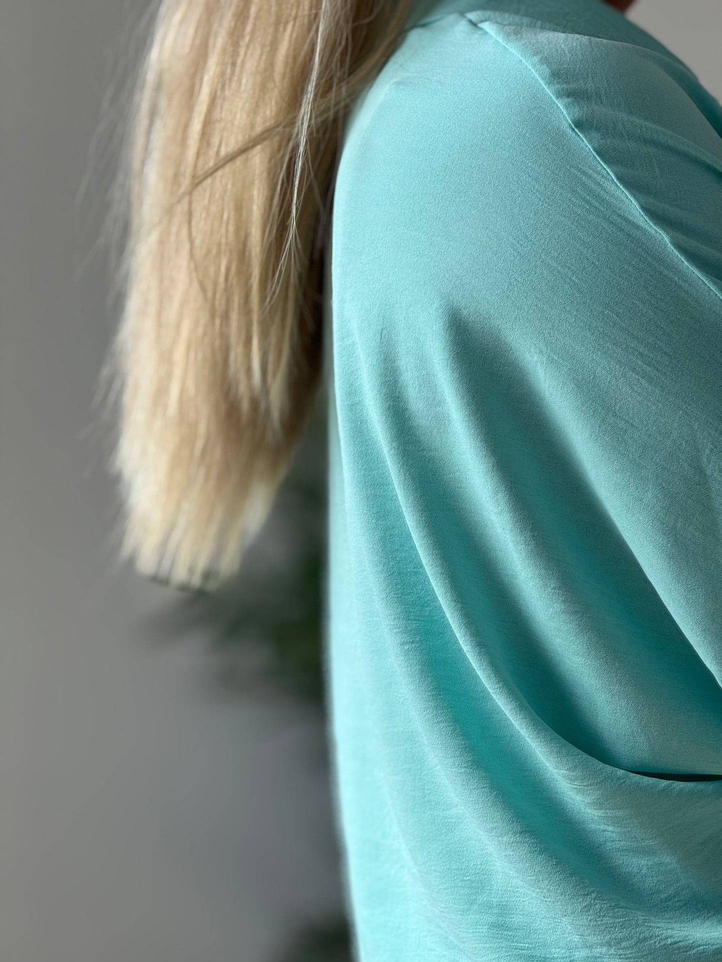 Chemise menthe – coupe loose & nouable