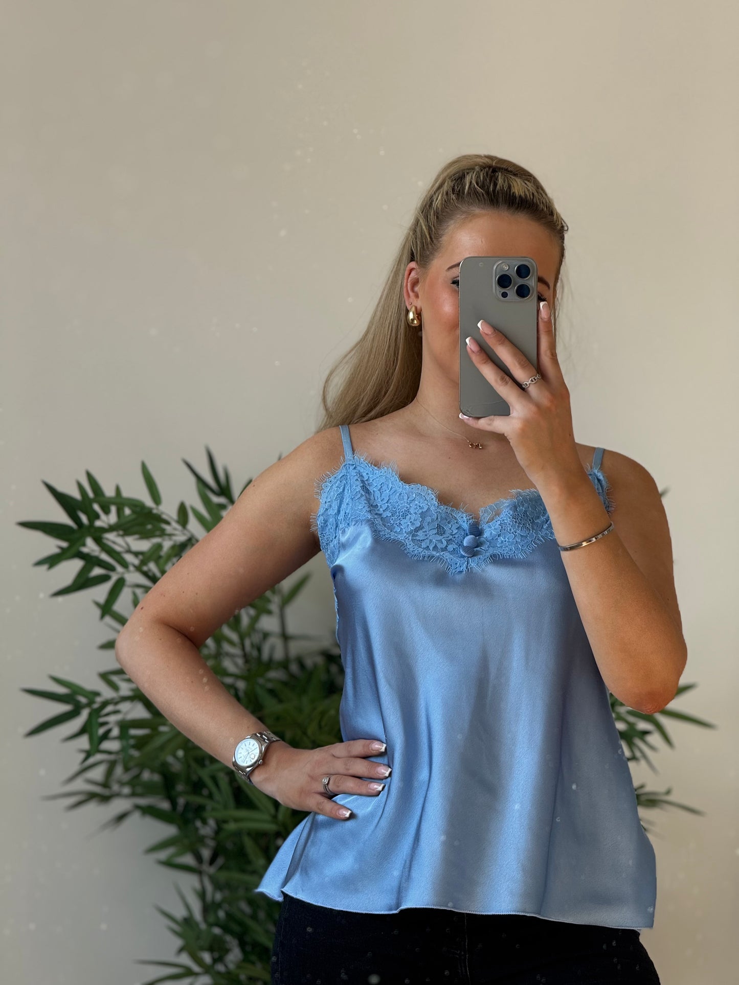 Caraco satiné bleu ciel – détail dentelle