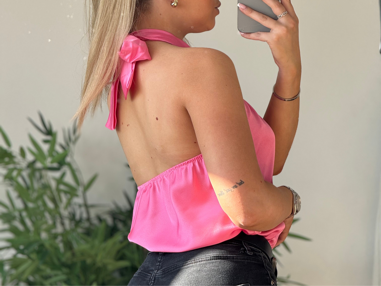 Top satiné rose – détail bijou & dos nu