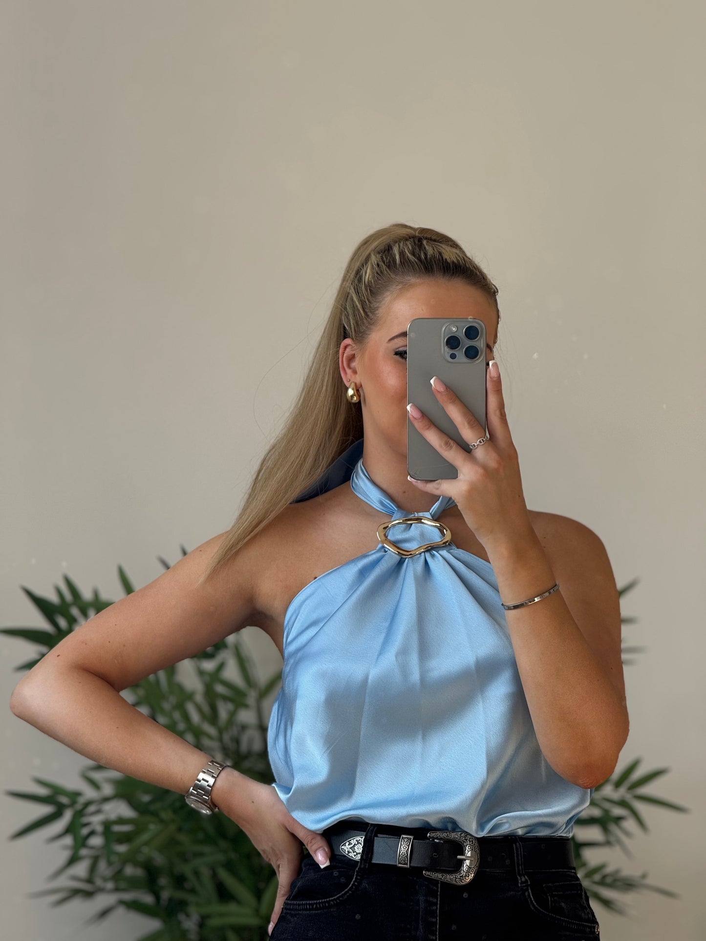 Top satiné bleu – détail bijou & dos nu