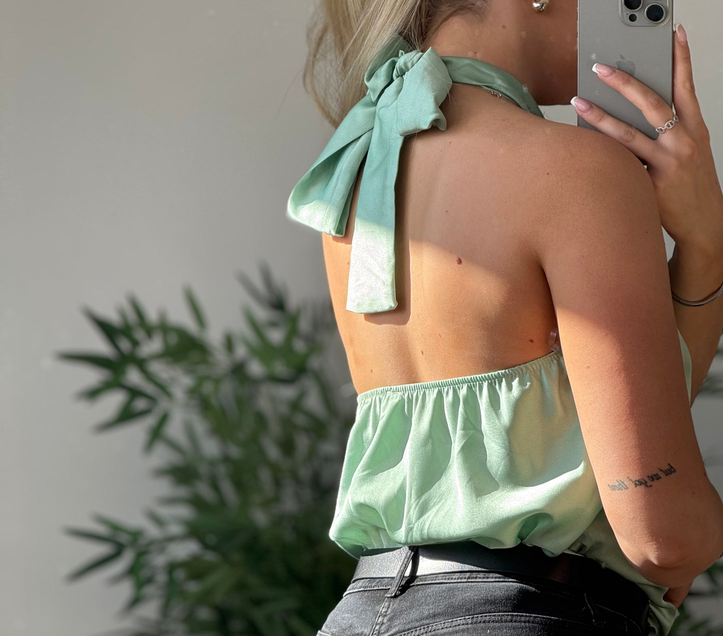 Top satiné vert d’eau – détail bijou & dos nu
