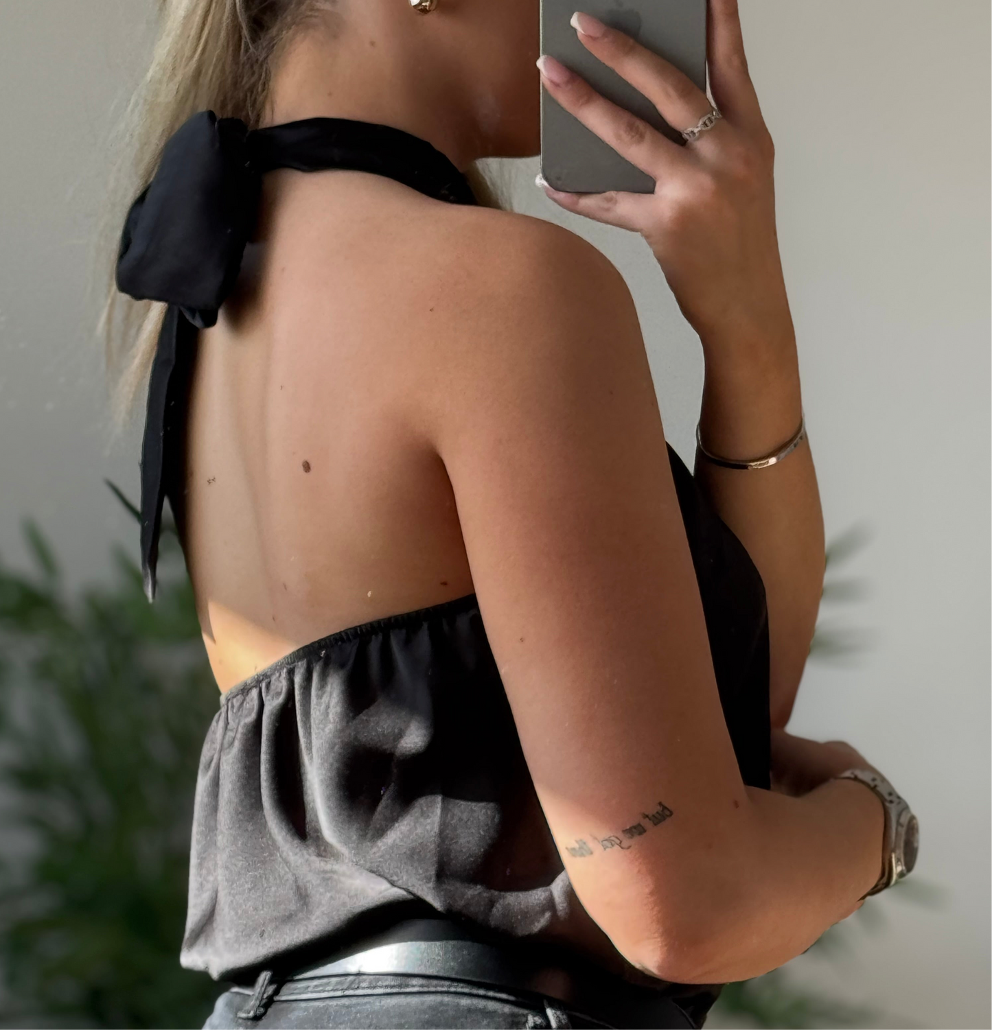 Top satiné noir – détail bijou & dos nu