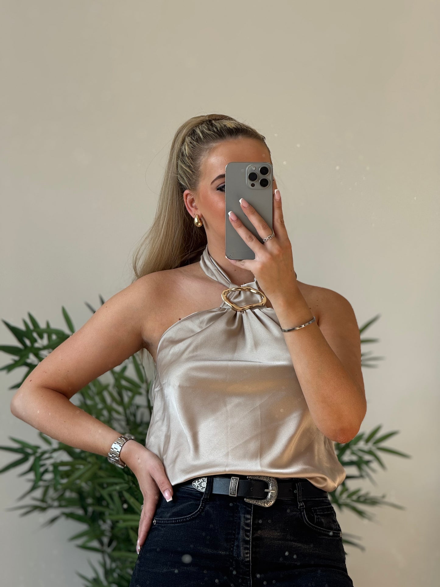 Top satiné beige – détail bijou & dos nu