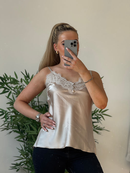 Caraco satiné beige champagne – détail dentelle