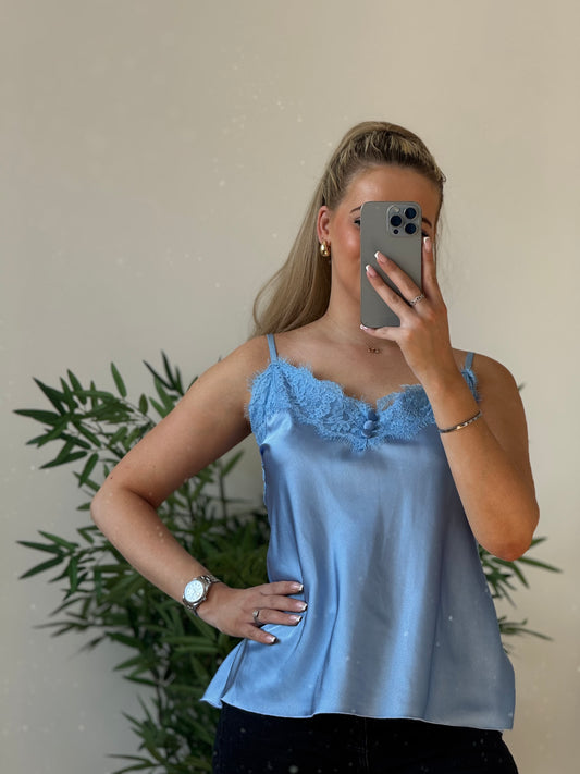 Caraco satiné bleu ciel – détail dentelle