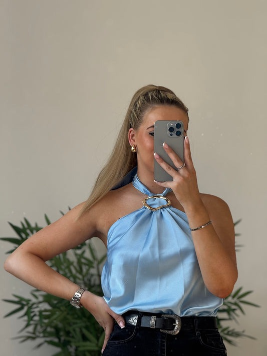 Top satiné bleu – détail bijou & dos nu