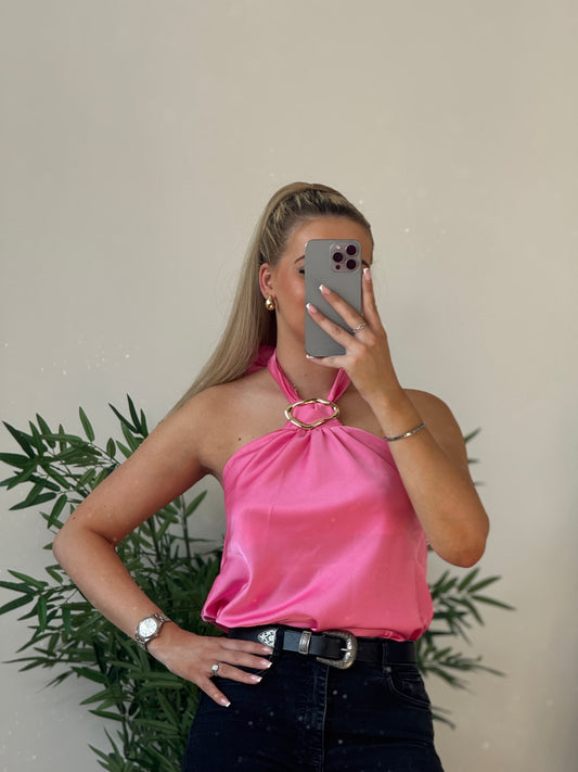 Top satiné rose – détail bijou & dos nu