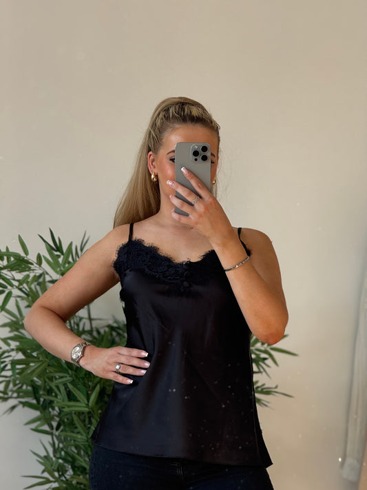 Caraco satiné noir – détail dentelle