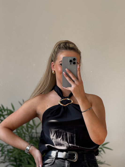 Top satiné noir – détail bijou & dos nu