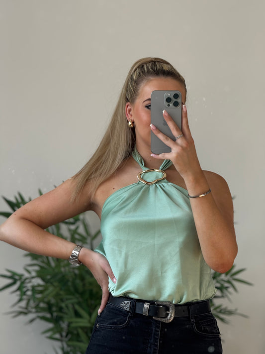Top satiné vert d’eau – détail bijou & dos nu