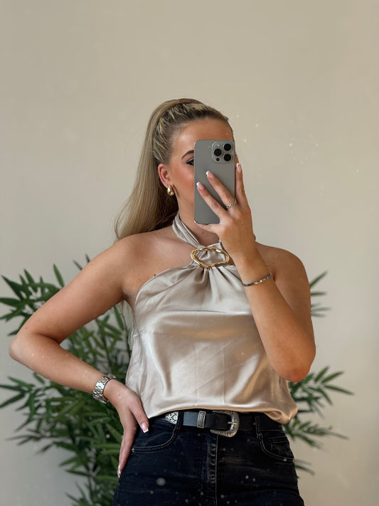 Top satiné beige – détail bijou & dos nu